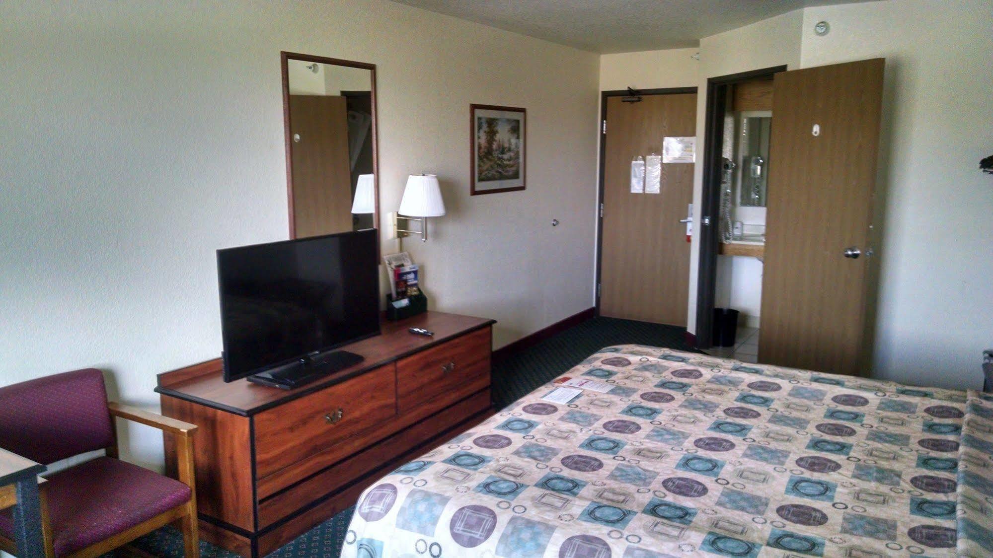 Super 8 By Wyndham Omaha Eppley Airport/carter Hotel 3*