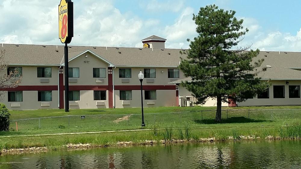Super 8 By Wyndham Omaha Eppley Airport/carter Hotel 3*