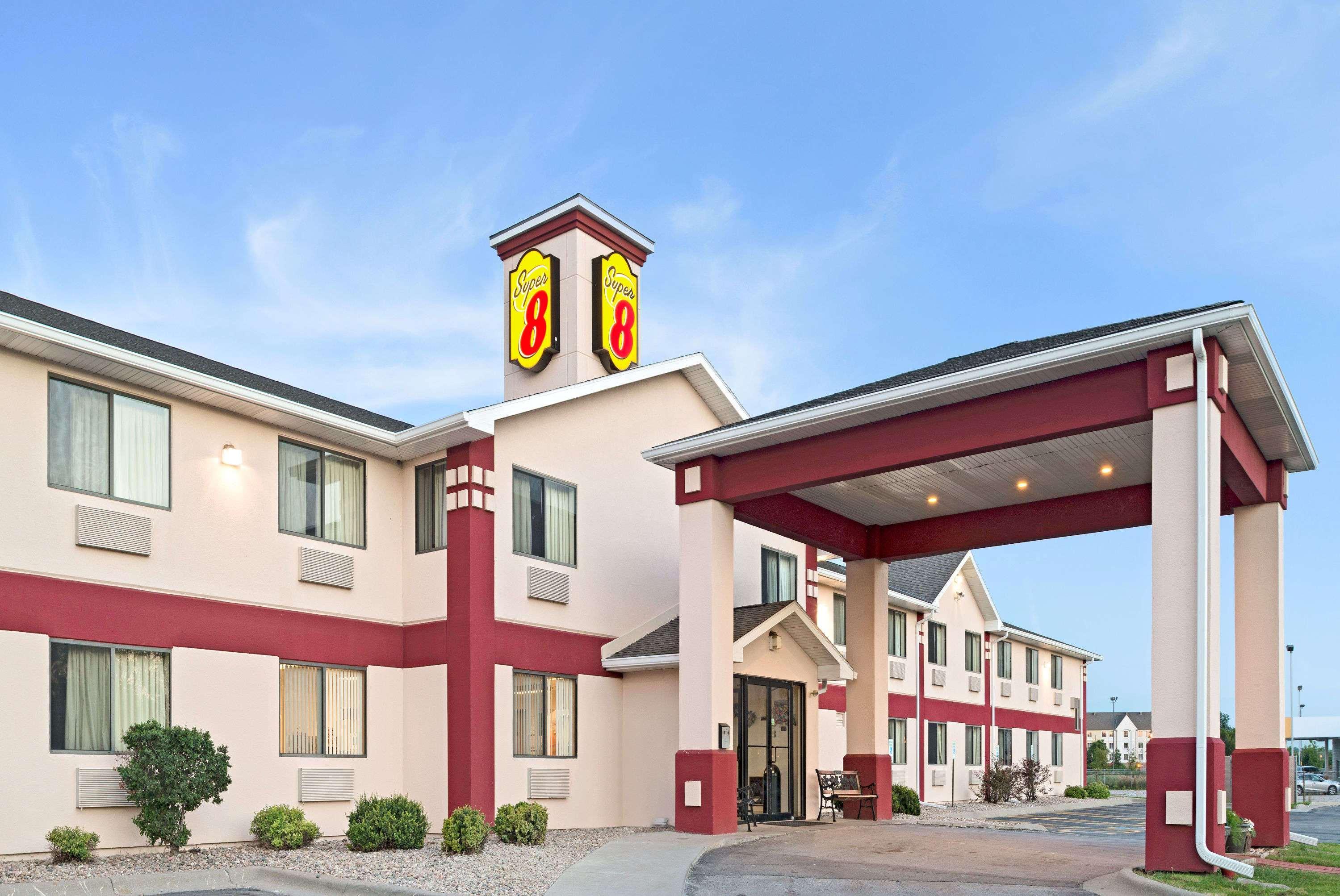 Super 8 By Wyndham Omaha Eppley Airport/carter Carter Lake