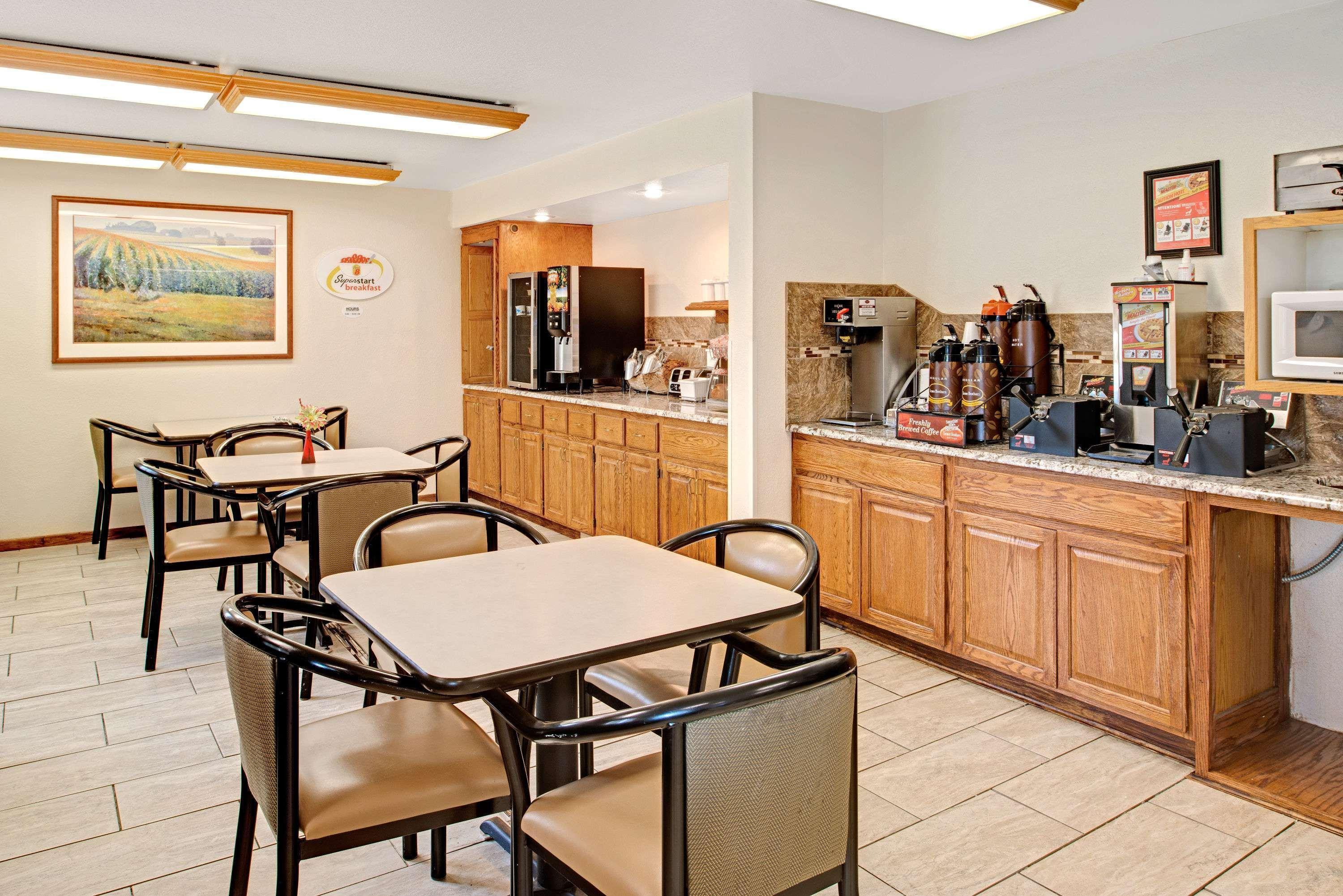 Super 8 By Wyndham Omaha Eppley Airport/carter Hotel Carter Lake