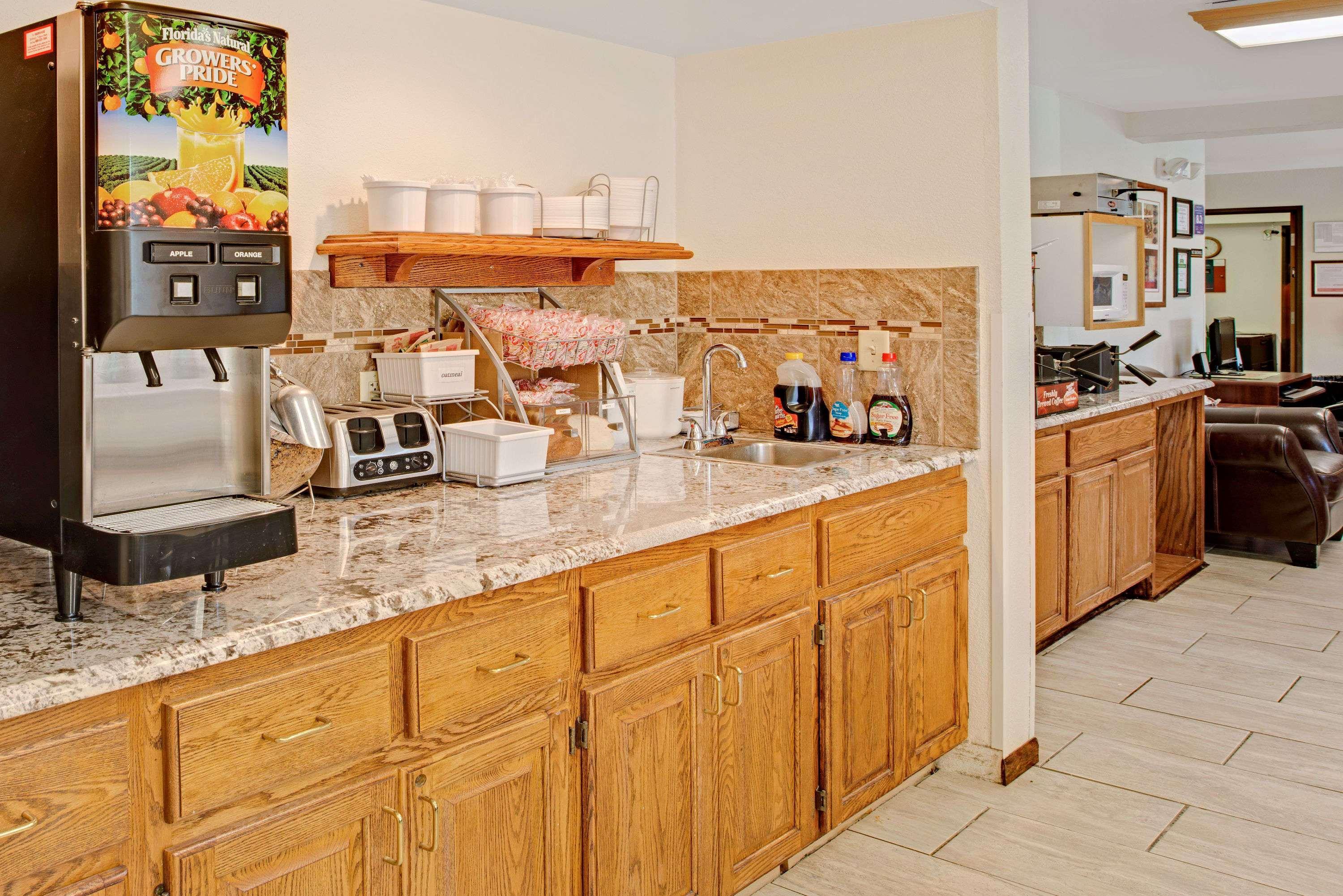 Super 8 By Wyndham Omaha Eppley Airport/carter Carter Lake