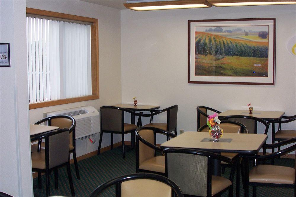 Hotel Super 8 By Wyndham Omaha Eppley Airport/carter Carter Lake