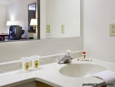 Super 8 By Wyndham Omaha Eppley Airport/carter Hotel