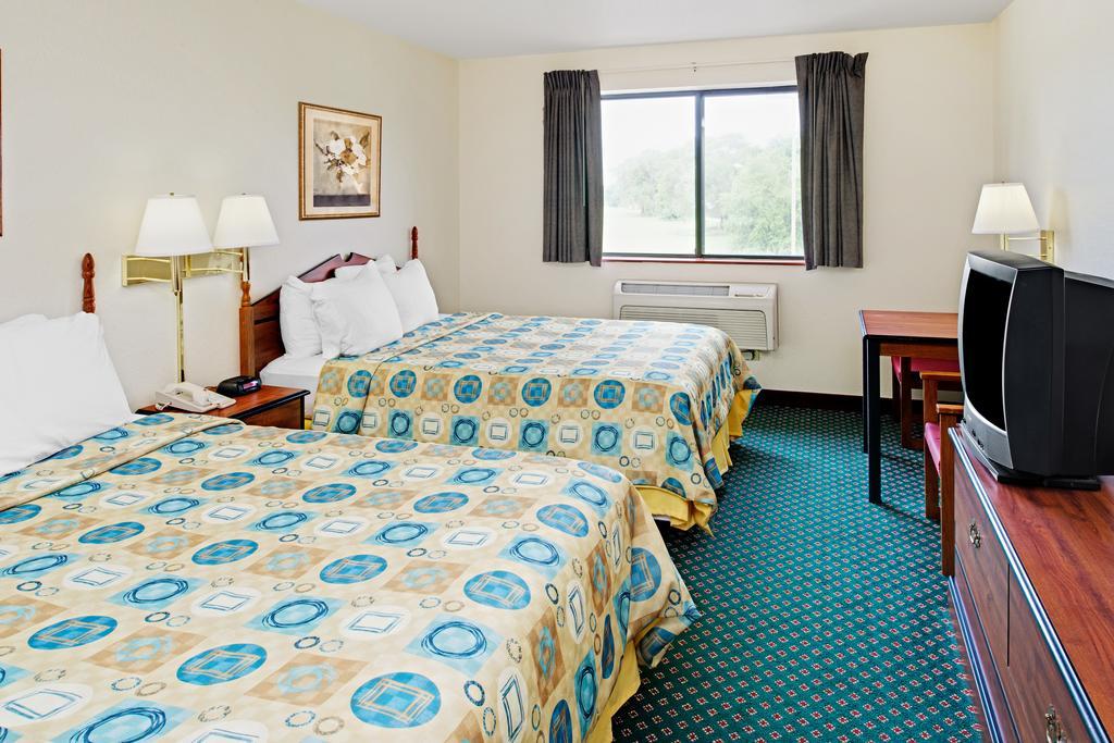 Super 8 By Wyndham Omaha Eppley Airport/carter