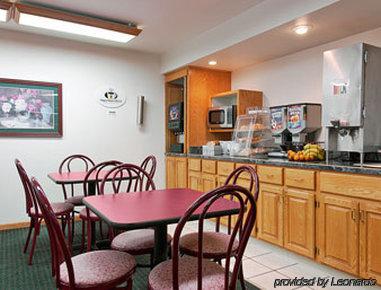 Hotel Super 8 By Wyndham Omaha Eppley Airport/carter