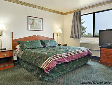Super 8 By Wyndham Omaha Eppley Airport/carter Hotel