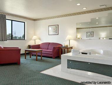 Super 8 By Wyndham Omaha Eppley Airport/carter