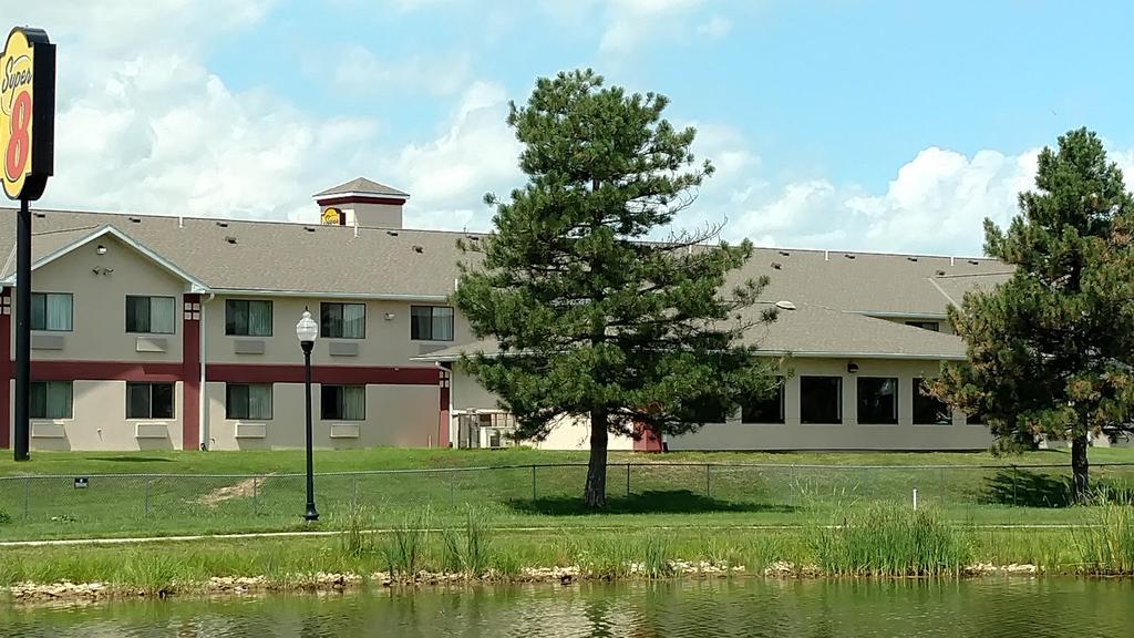 Super 8 By Wyndham Omaha Eppley Airport/carter Carter Lake