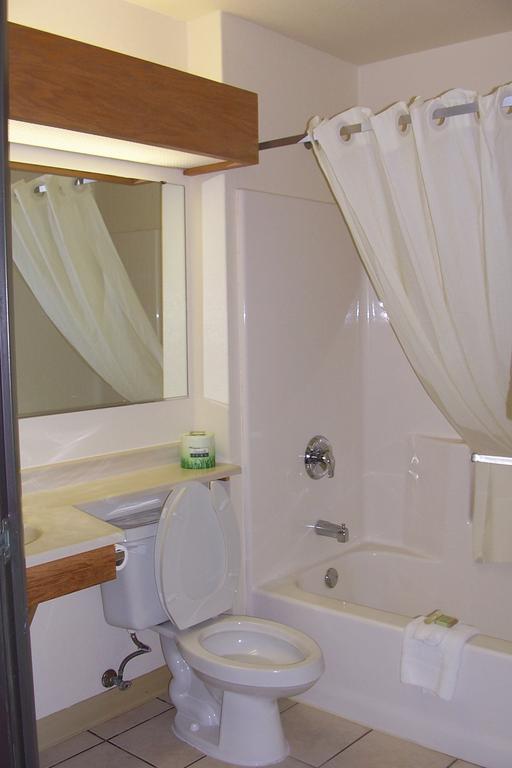 Hotel Super 8 By Wyndham Omaha Eppley Airport/carter Carter Lake