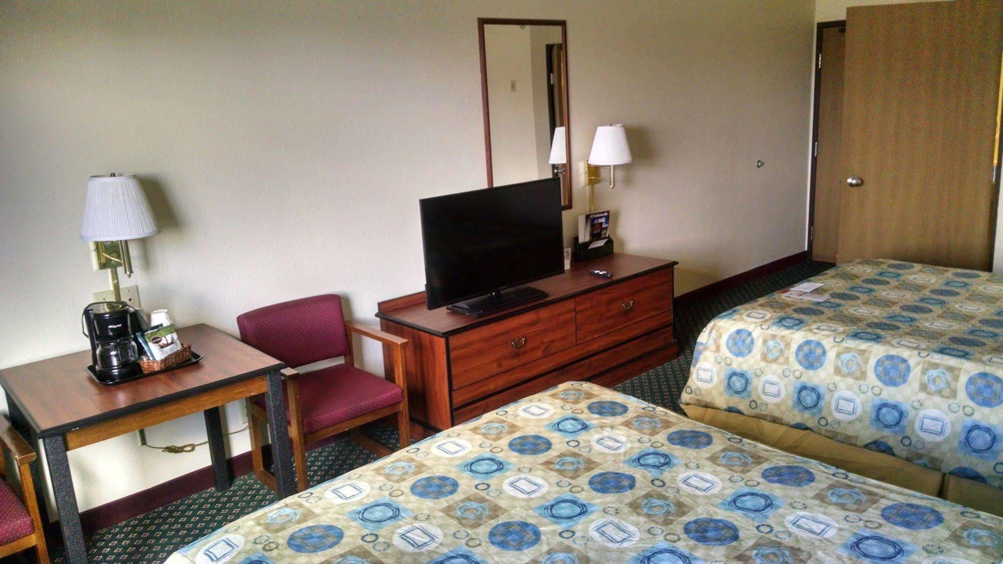 Hotel Super 8 By Wyndham Omaha Eppley Airport/carter 3*